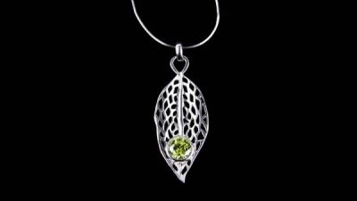 Stunning Peridot Cat Pendant: Crafted for Cat Enthusiasts